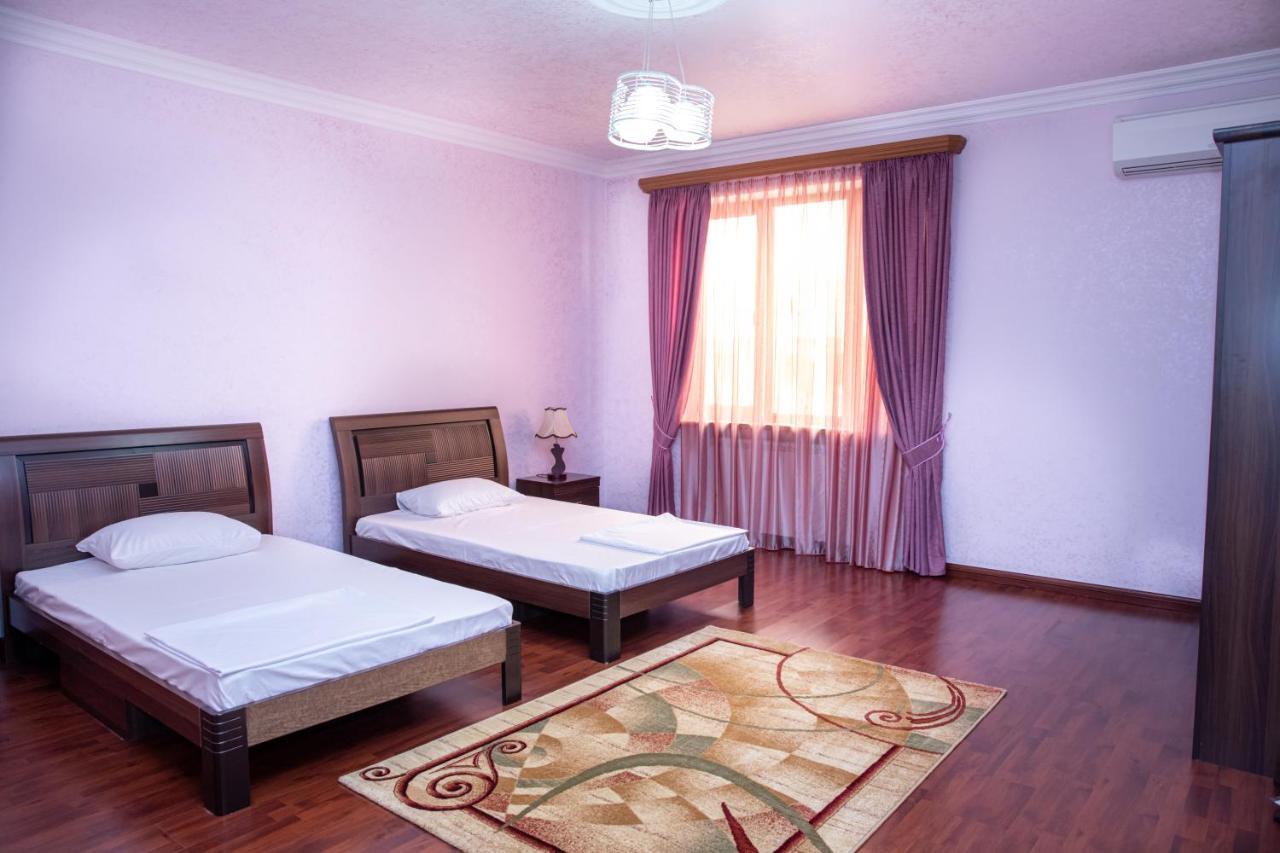 La Defense Hotel Erevan Esterno foto